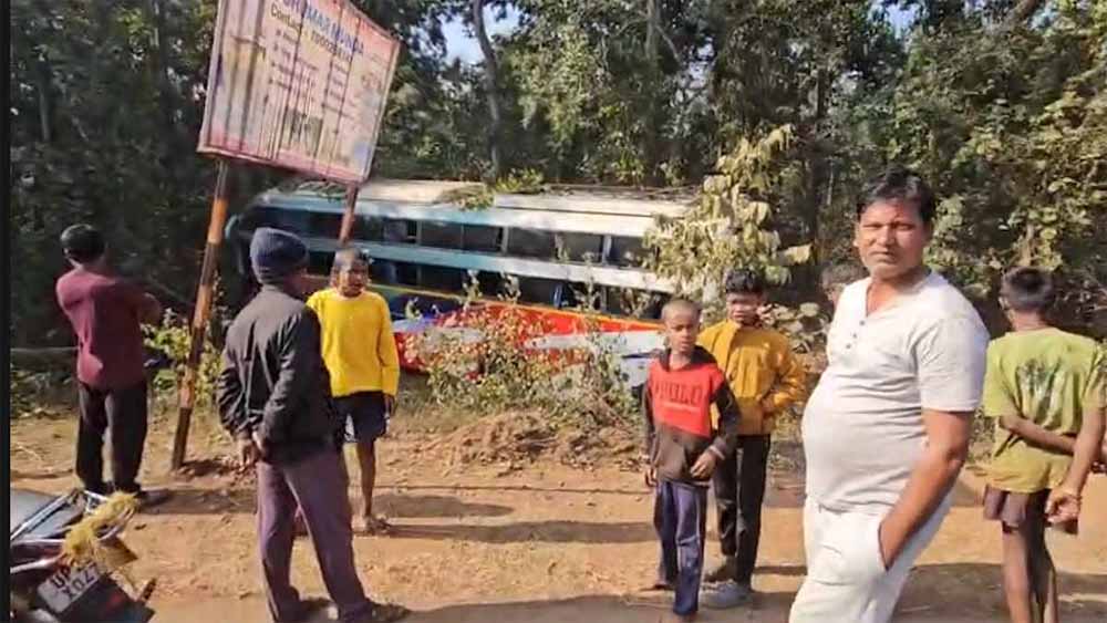 तिरुपति जा रही दर्शनार्थियों से भरी बस हादसे का शिकार, एक यात्री की मौत तिरुपति जा रही दर्शनार्थियों से भरी बस हादसे का शिकार, एक यात्री की मौत