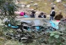 कैंची धाम के पास भीषण सड़क हादसा: श्रद्धालुओं की स्कॉर्पियो खाई में गिरी, 3 की मौत, 5 घायल