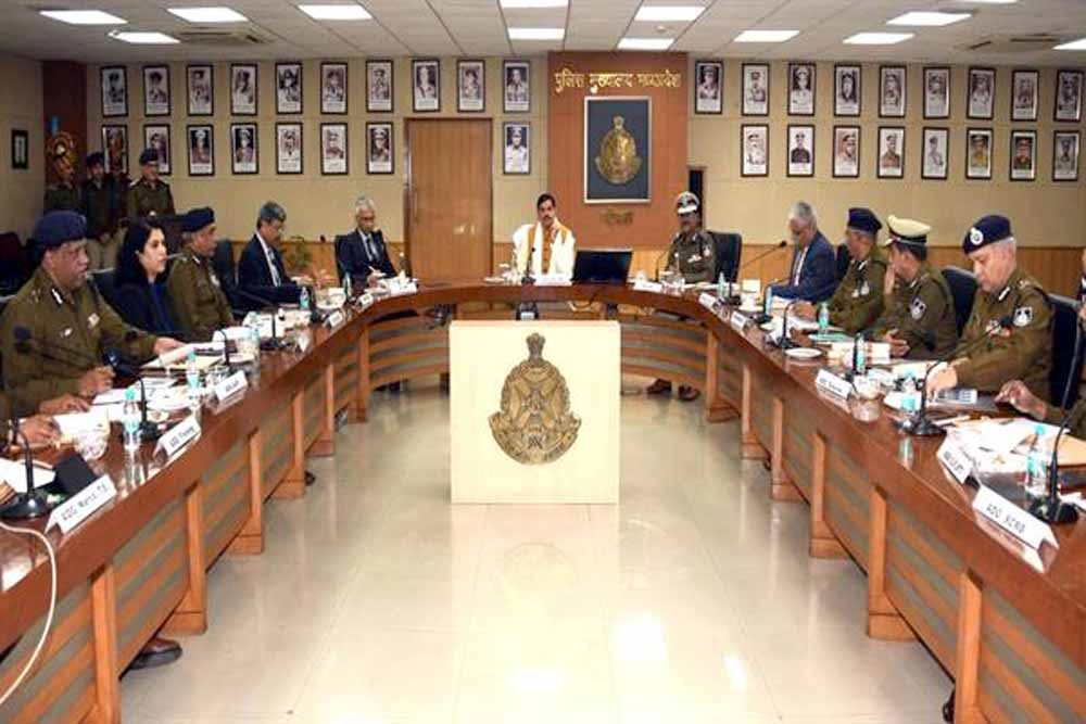 पुलिस के बारे में जनसामान्य की धारणा बदलने और पुलिस के जनता से बेहतर संवाद के लिए विशेष पहल की आवश्यकता : मुख्यमंत्री डॉ. यादव पुलिस के बारे में जनसामान्य की धारणा बदलने और पुलिस के जनता से बेहतर संवाद के लिए विशेष पहल की आवश्यकता : मुख्यमंत्री डॉ. यादव