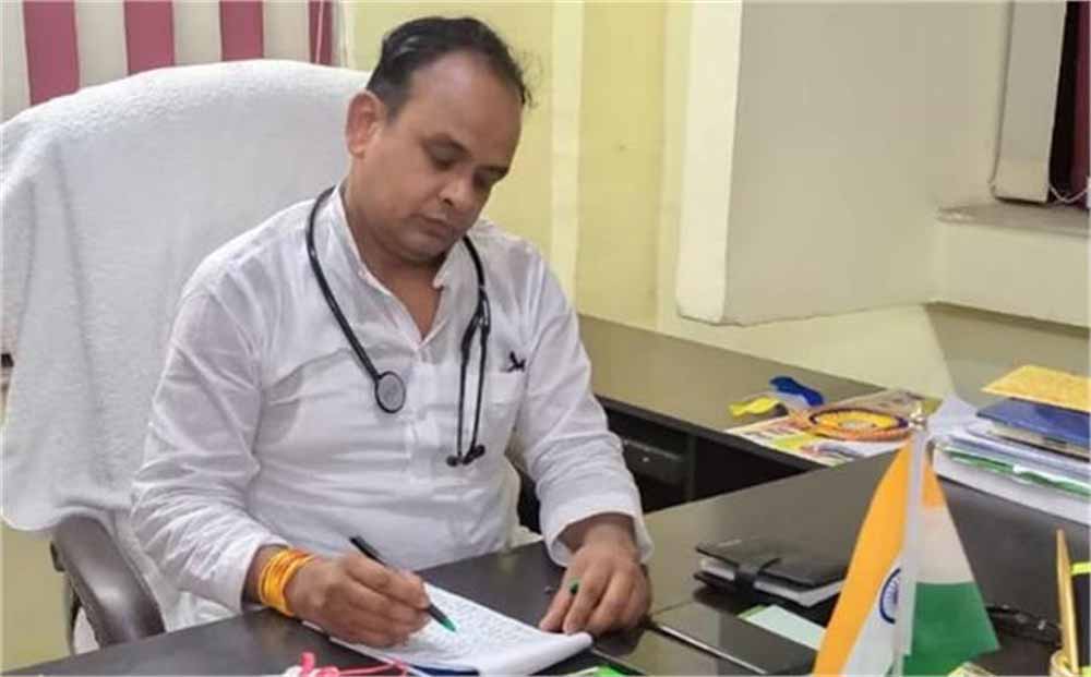 एक्शन में स्वास्थ्य मंत्री: OPD में बैठकर खुद किया मरीजों का इलाज