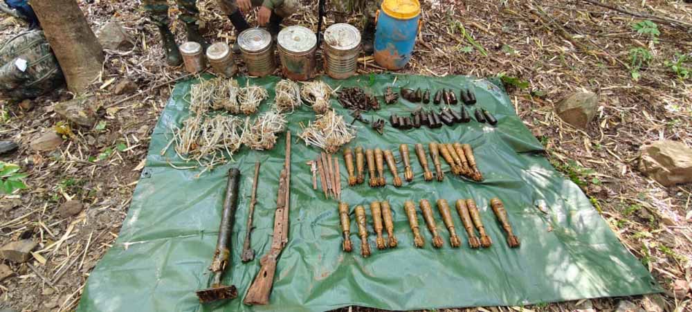 छत्तीसगढ़-ओडिशा बॉर्डर पर बड़ा नक्सल डंप बरामद, पहाड़ी इलाके में छिपा था IED और हथियारों का जखीरा छत्तीसगढ़-ओडिशा बॉर्डर पर बड़ा नक्सल डंप बरामद, पहाड़ी इलाके में छिपा था IED और हथियारों का जखीरा