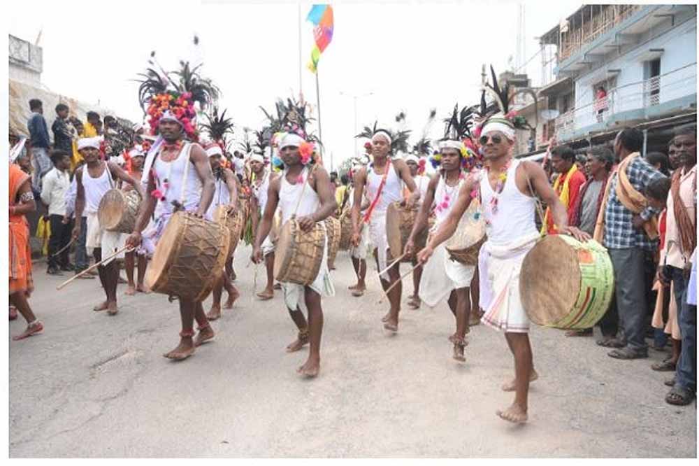 पेसा एक्ट की घोषणा पर आदिवासी समाज में खुशी, रांची के अल्बर्ट एक्का चौक पर जश्न