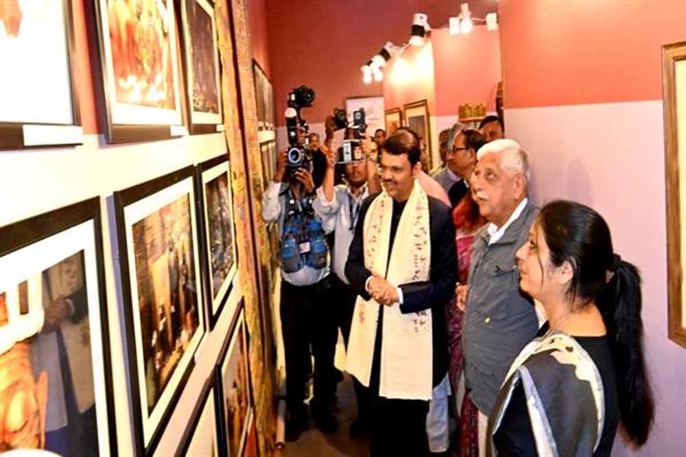 महाराष्ट्र के मुख्यमंत्री  फडणवीस ने रामायण से संबंधित प्रदर्शनी का किया लोकार्पण