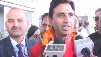 ‘एक हिन्दू को जिंदा जला दिया और…’ बांग्लादेश के हालात पर कवि कुमार विश्वास ने जताई चिंता ‘एक हिन्दू को जिंदा जला दिया और…’ बांग्लादेश के हालात पर कवि कुमार विश्वास ने जताई चिंता