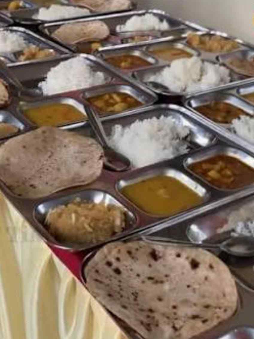 समस्या निवारण के साथ जनदर्शन में पहुंचे लोगों को मिलेगा भर पेट भोजन, विधायक रिकेश ने अपनी वैवाहिक वर्षगांठ पर विधायक कार्यालय में शुरू की “राम रसोई”