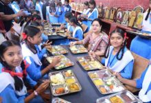 विधायक कार्यालय में शुरू हुई “राम रसोई” में, पहले दिन 1100 लोगों ने किया भोजन, विधायक रिकेश ने सपत्नीक लोगों को परोसा भोजन