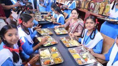 विधायक कार्यालय में शुरू हुई “राम रसोई” में, पहले दिन 1100 लोगों ने किया भोजन, विधायक रिकेश ने सपत्नीक लोगों को परोसा भोजन