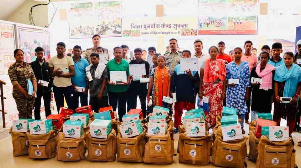 छत्तीसगढ़ की पुनर्वास नीति से लौटी उम्मीदें,सुकमा में आत्मसमर्पित माओवादियों को मिला सम्मानजनक नया जीवन छत्तीसगढ़ की पुनर्वास नीति से लौटी उम्मीदें,सुकमा में आत्मसमर्पित माओवादियों को मिला सम्मानजनक नया जीवन