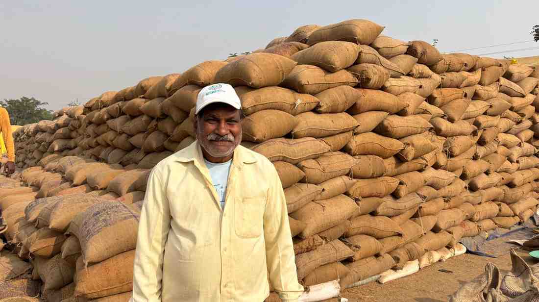 धान की बेहतर कीमत ने बढ़ाया किसान युगल का हौसला,साढ़े सात एकड़ की खेती से संवर रहा परिवार का भविष्य धान की बेहतर कीमत ने बढ़ाया किसान युगल का हौसला,साढ़े सात एकड़ की खेती से संवर रहा परिवार का भविष्य