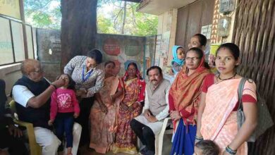 पोलिया ड्रॉप्स शिविर में पूर्व पालिका अध्यक्ष रेखराम बंछोर ने बच्चों पोलियो ड्राप पिलायी