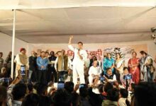 छोटी बच्ची के हाथों नारियल पानी पीकर विधायक देवेंद्र यादव ने पांचवें दिन अपना अनशन समाप्त किया