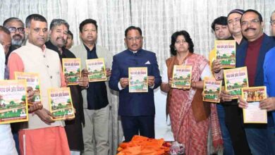 मुख्यमंत्री विष्णु देव साय ने ‘गाय धर्म एवं विज्ञान’ ग्रंथ का किया विमोचन मुख्यमंत्री विष्णु देव साय ने ‘गाय धर्म एवं विज्ञान’ ग्रंथ का किया विमोचन