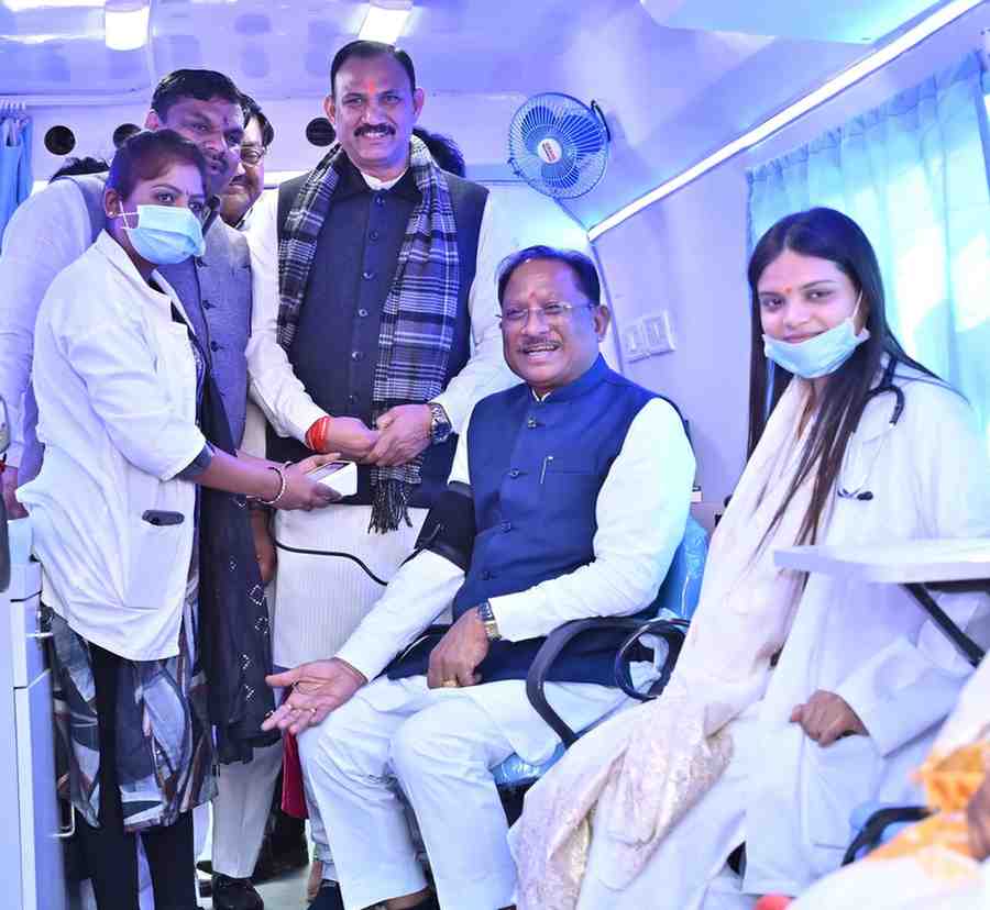 दूरस्थ आदिवासी अंचलों को स्वास्थ्य की नई राह — मुख्यमंत्री साय ने 57 मोबाइल मेडिकल यूनिट वाहनों को दिखाई हरी झंडी दूरस्थ आदिवासी अंचलों को स्वास्थ्य की नई राह — मुख्यमंत्री साय ने 57 मोबाइल मेडिकल यूनिट वाहनों को दिखाई हरी झंडी