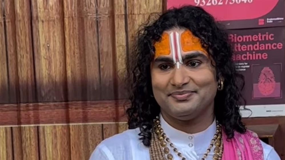 कथावाचक अनिरुद्धाचार्य की मुश्किलें बढ़ीं, बेटियों पर विवादित बयान पर कोर्ट में दर्ज हुआ परिवाद