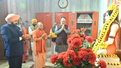 उत्तराखंड के राज्यपाल ने गोरखनाथ मंदिर में किया दर्शन-पूजन