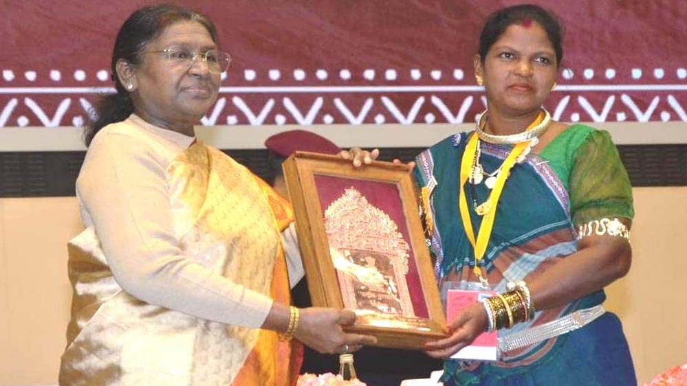 रायपुर : राष्ट्रपति द्रौपदी मुर्मु के हाथों हीराबाई झरेका बघेल राष्ट्रीय हस्तशिल्प पुरस्कार से सम्मानित