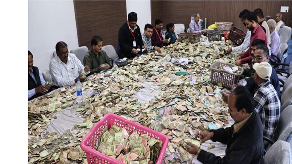 इंदौर के खजराना गणेश मंदिर की दान पेटियाँ खोली गईं, डेढ़ करोड़ रुपये, डॉलर और सोने-चांदी के जेवर मिले