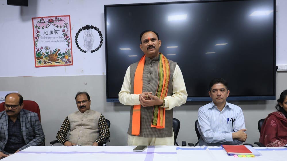 रायपुर : स्वास्थ्य मंत्री  श्याम बिहारी जायसवाल की अध्यक्षता में शासकीय आयुर्वेद महाविद्यालय रायपुर के स्वशासी कार्यकारिणी समिति की 24 वीं बैठक संपन्न