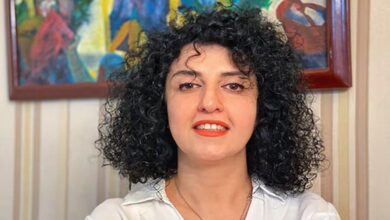 ईरान में फिर अरेस्ट हुई नोबेल विजेता नरगिस मोहम्मदी, वकील की शोक सभा में जाने पर खामेनेई शासन की नाराजगी