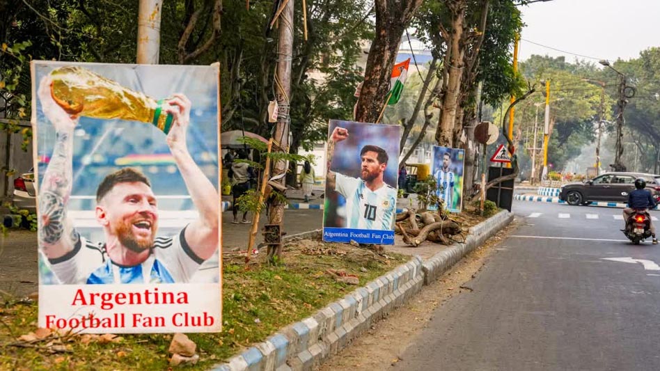 लियोनेल मेसी पहुंचे भारत, कोलकाता में हजारों लोगों ने आधी रात को किया सुपरस्टार का शानदार स्वागत