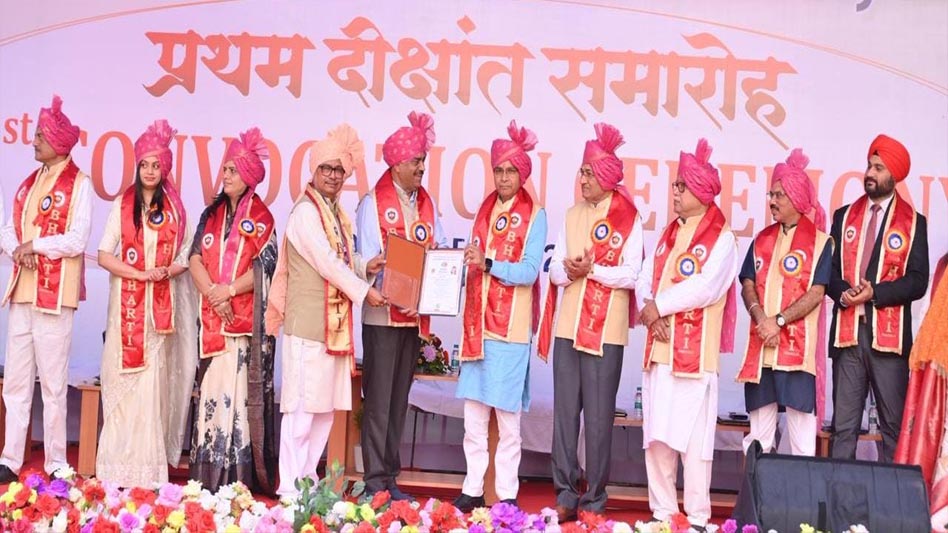 रायपुर : दीक्षांत समारोह केवल डिग्री प्राप्ति का अवसर नहीं, बल्कि जीवन में नई जिम्मेदारियों के निर्वहन की शुरुआत है -उच्च शिक्षा मंत्री टंक राम वर्मा