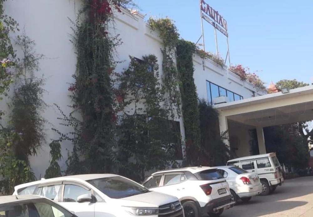 खजुराहो के गौतम रिसॉर्ट में आलू-टमाटर सब्जी खाने से 4 कर्मचारियों की मौत, होटल का खाद्य लाइसेंस निलंबित खजुराहो के गौतम रिसॉर्ट में आलू-टमाटर सब्जी खाने से 4 कर्मचारियों की मौत, होटल का खाद्य लाइसेंस निलंबित