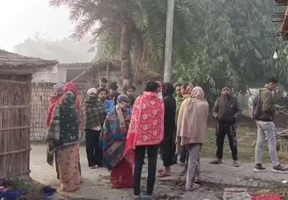 पत्नी की मौत से आहत पिता ने पांच बच्चों के साथ फांसी लगाई, दो बच्चों को भगवान ने बचाया पत्नी की मौत से आहत पिता ने पांच बच्चों के साथ फांसी लगाई, दो बच्चों को भगवान ने बचाया