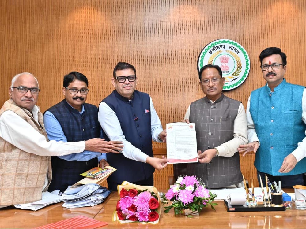 रायपुर : मुख्यमंत्री से CAIT प्रतिनिधियों की सौजन्य मुलाकात, स्वदेशी संकल्प यात्रा में शामिल होने का दिया आमंत्रण
