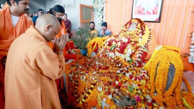 मुख्यमंत्री योगी आदित्यनाथ ने रामलला के श्रीचरणों में झुकाया शीश, हनुमानगढ़ी में भी लगाई हाजिरी मुख्यमंत्री योगी आदित्यनाथ ने रामलला के श्रीचरणों में झुकाया शीश, हनुमानगढ़ी में भी लगाई हाजिरी