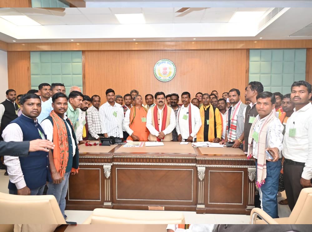 रायपुर में बस्तर संभाग के सरपंचों ने नए विधानसभा भवन में देखी लोकतांत्रिक प्रक्रिया