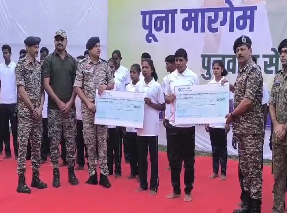 छत्तीसगढ़ में बड़ा नक्सल सरेंडर: 84 लाख के इनामी 34 नक्सलियों ने डाले हथियार, 7 महिलाएं भी शामिल छत्तीसगढ़ में बड़ा नक्सल सरेंडर: 84 लाख के इनामी 34 नक्सलियों ने डाले हथियार, 7 महिलाएं भी शामिल