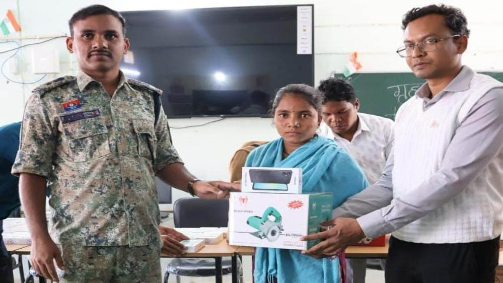 छत्तीसगढ़ की पुनर्वास नीति से सुकमा के माओवादियों को मिला सम्मानजनक नया जीवन छत्तीसगढ़ की पुनर्वास नीति से सुकमा के माओवादियों को मिला सम्मानजनक नया जीवन