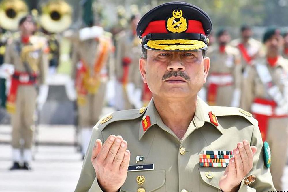 CDF नियुक्ति और सेना प्रमुख पद पर बदलाव के बाद आसिम मुनीर की भूमिका पर सवाल—क्या शहबाज़ सरकार का रुख बदला?