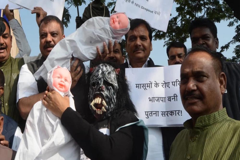 मध्य प्रदेश विधानसभा शीतकालीन सत्र शुरू, कांग्रेस विधायकों ने कफ सिरप मौतों के विरोध में बच्चों के पुतले और ‘पूतना’ के साथ किया प्रदर्शन मध्य प्रदेश विधानसभा शीतकालीन सत्र शुरू, कांग्रेस विधायकों ने कफ सिरप मौतों के विरोध में बच्चों के पुतले और ‘पूतना’ के साथ किया प्रदर्शन