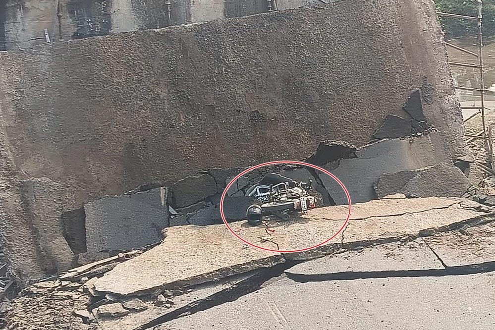 रायसेन में बरेली-पिपरिया रोड पर पुल गिरा, दो बाइक सवार चार लोग घायल रायसेन में बरेली-पिपरिया रोड पर पुल गिरा, दो बाइक सवार चार लोग घायल