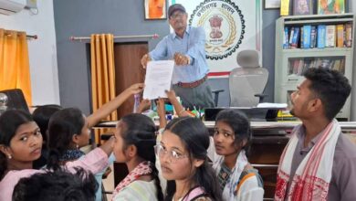 छात्रों ने SDM को सौंपा ज्ञापन, कॉलेज के रास्ते से शराब दुकान हटाने की मांग छात्रों ने SDM को सौंपा ज्ञापन, कॉलेज के रास्ते से शराब दुकान हटाने की मांग