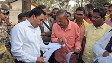 किसानों ने धान खरीदी केंद्र प्रभारियों की मनमानी के खिलाफ निकली रैली, तहसीलदार को सौंपा ज्ञापन किसानों ने धान खरीदी केंद्र प्रभारियों की मनमानी के खिलाफ निकली रैली, तहसीलदार को सौंपा ज्ञापन