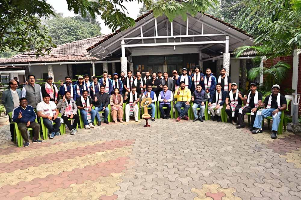 सैयद मुश्ताक अली ट्रॉफी जीतने वाली टीम ने CM हेमंत सोरेन से की मुलाकात, खिलाड़ियों का शॉल ओढ़ाकर सम्मान सैयद मुश्ताक अली ट्रॉफी जीतने वाली टीम ने CM हेमंत सोरेन से की मुलाकात, खिलाड़ियों का शॉल ओढ़ाकर सम्मान