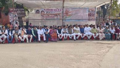 मनरेगा नियमों में बदलाव के खिलाफ कांग्रेस का प्रदर्शन, केंद्र सरकार पर जमकर हमला मनरेगा नियमों में बदलाव के खिलाफ कांग्रेस का प्रदर्शन, केंद्र सरकार पर जमकर हमला