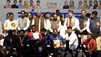 सांसद खेल महोत्सव का समापन समारोह भव्य, CM साय की बड़ी घोषणा; PM मोदी ने VC से खिलाड़ियों को किया प्रेरित सांसद खेल महोत्सव का समापन समारोह भव्य, CM साय की बड़ी घोषणा; PM मोदी ने VC से खिलाड़ियों को किया प्रेरित