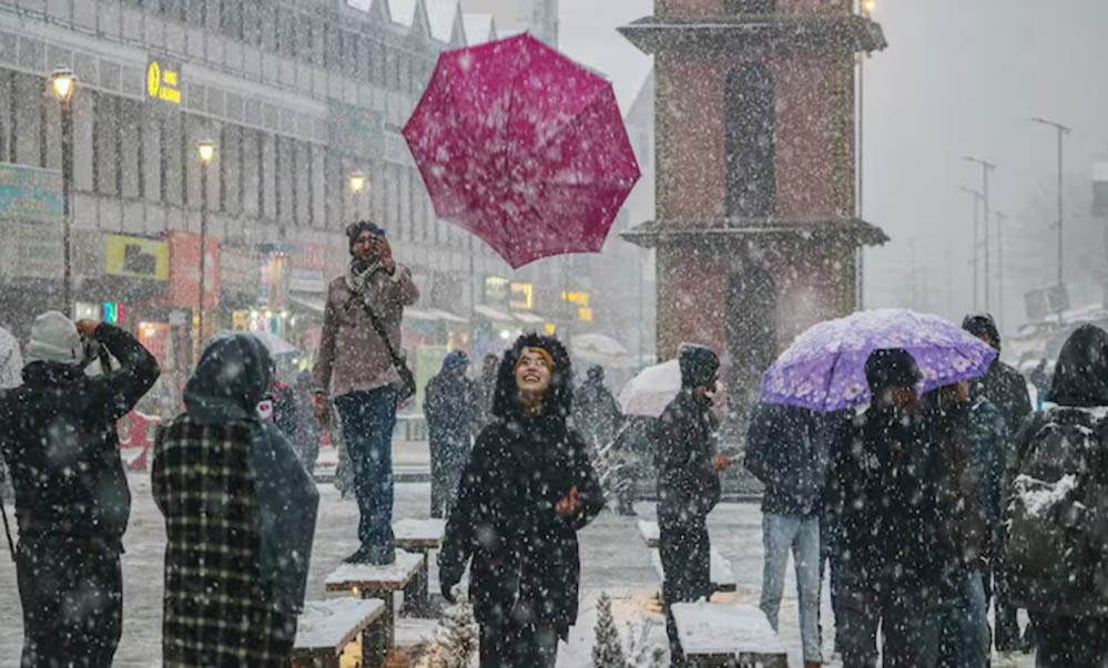 उत्तर भारत में ठंड और कोहरा जारी: कश्मीर में बर्फबारी, कानपुर में स्कूल टाइम बदले, दिल्ली एयरपोर्ट पर एडवाइजरी