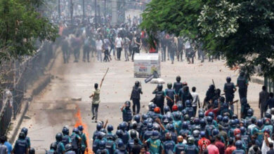 बांग्लादेश में जलते अखबार दफ्तरों को चुपचाप देखती रही पुलिस, अधिकारी ने दी सफाई