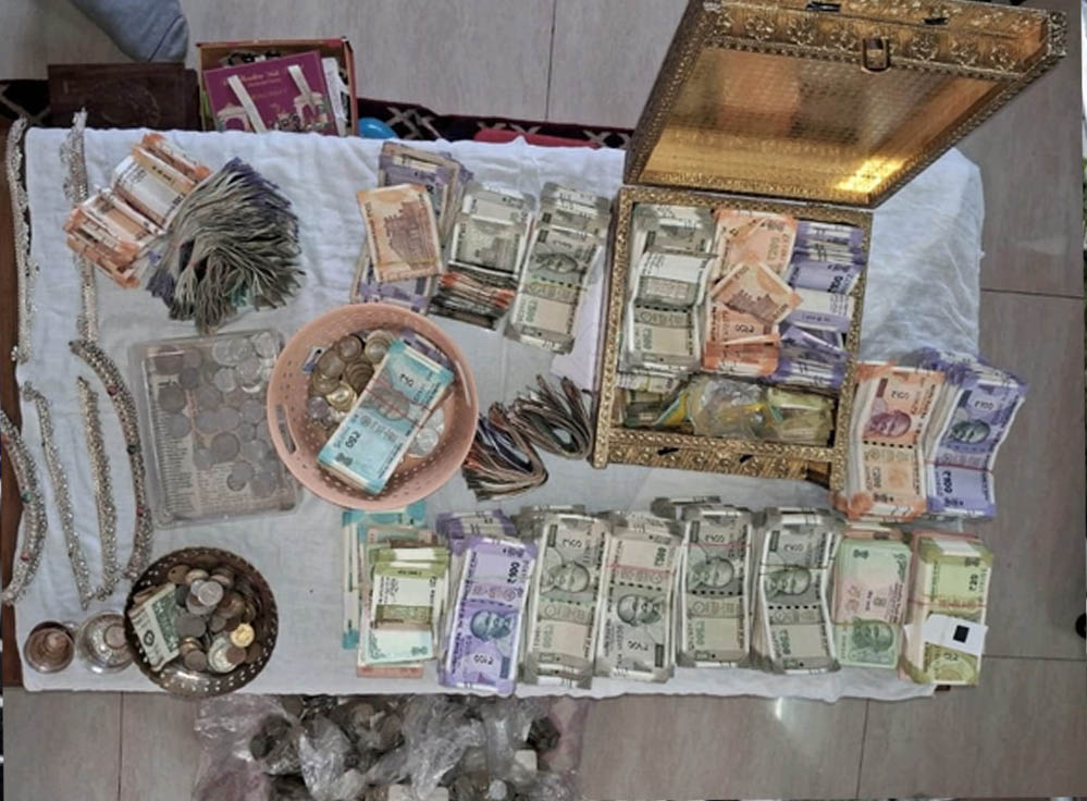 कर्नाटक में बड़ा मामला: मंत्री जमीर अहमद के सेक्रेटरी के घर लोकायुक्त का छापा, 14 करोड़ बरामद