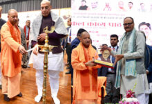 मुख्यमंत्री योगी आदित्यनाथ ने दीप जलाकर दी अटल जी को श्रद्धांजलि