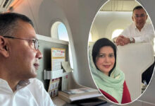 17 साल बाद बांग्लादेश लौटे तारिक रहमान, देशभक्ति दिखाते हुए हाथ में मिट्टी ली