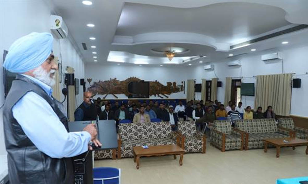 सड़क दुर्घटना रोकने के लिये यातायात रिफ्रेशर कोर्स