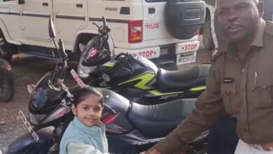 ‘अंकल, होमवर्क कैसे करूंगी…’ रोती हुई 3 साल की चेरी थाने पहुंची, पुलिस ने तुरंत लिया एक्शन ‘अंकल, होमवर्क कैसे करूंगी…’ रोती हुई 3 साल की चेरी थाने पहुंची, पुलिस ने तुरंत लिया एक्शन