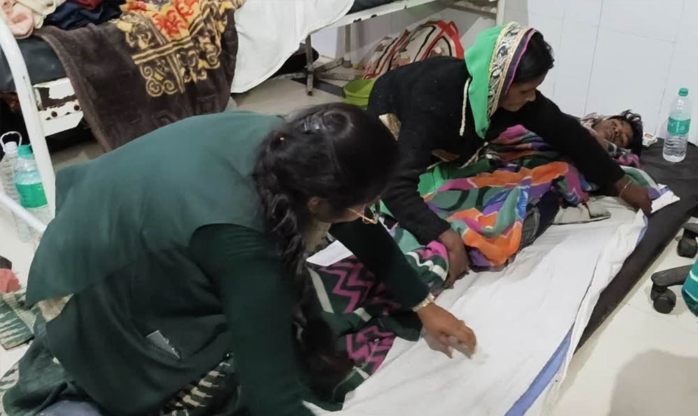 मध्य प्रदेश की राज्य मंत्री प्रतिमा बागरी बनीं नर्स, सतना अस्पताल में मरीजों के लिए बिछाईं बेडशीट मध्य प्रदेश की राज्य मंत्री प्रतिमा बागरी बनीं नर्स, सतना अस्पताल में मरीजों के लिए बिछाईं बेडशीट