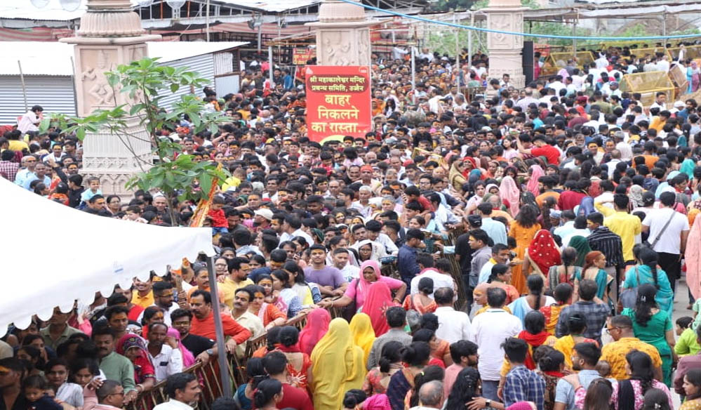साल के आखिरी रविवार महाकाल मंदिर में दर्शन के लिए उमड़े डेढ़ लाख भक्त, सर्दी में बढ़ी श्रद्धा साल के आखिरी रविवार महाकाल मंदिर में दर्शन के लिए उमड़े डेढ़ लाख भक्त, सर्दी में बढ़ी श्रद्धा