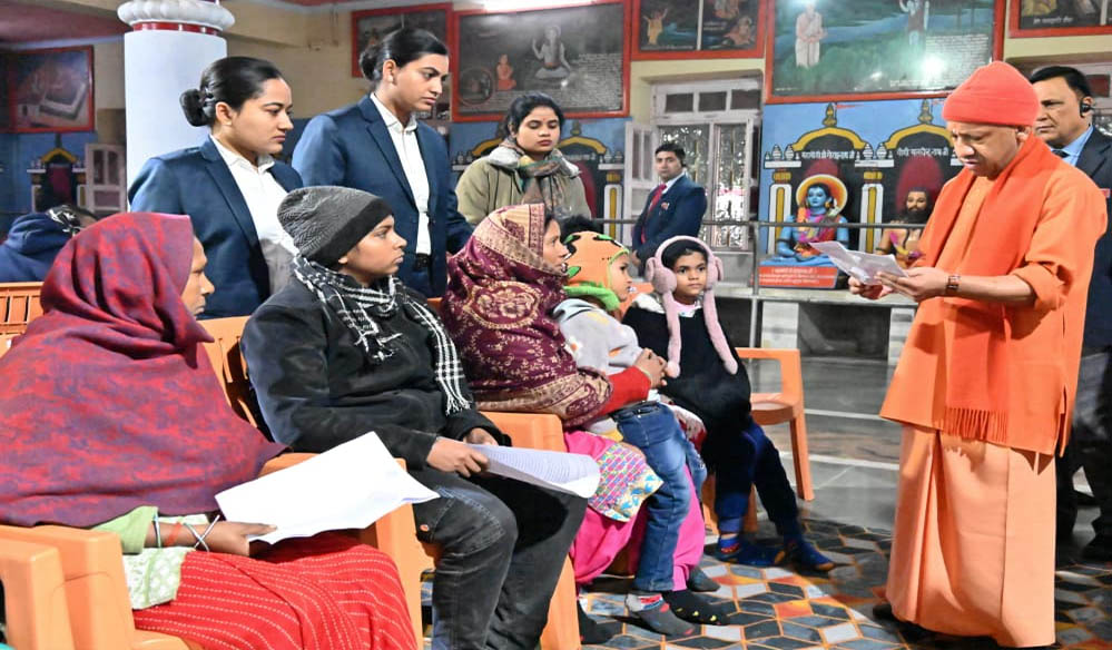 प्रचंड ठंड में भी जारी रहा सीएम योगी का जनसेवा अनुष्ठान
